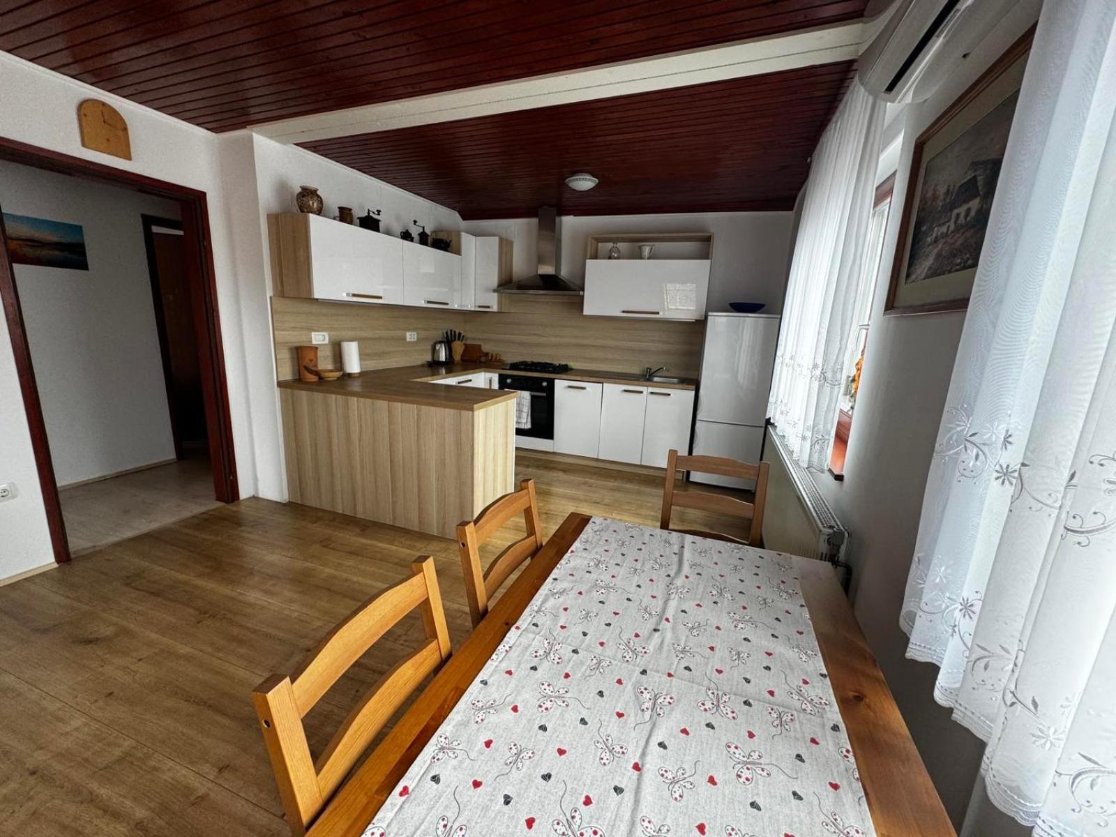 Rooms Apartma Cerknica ภายนอก รูปภาพ